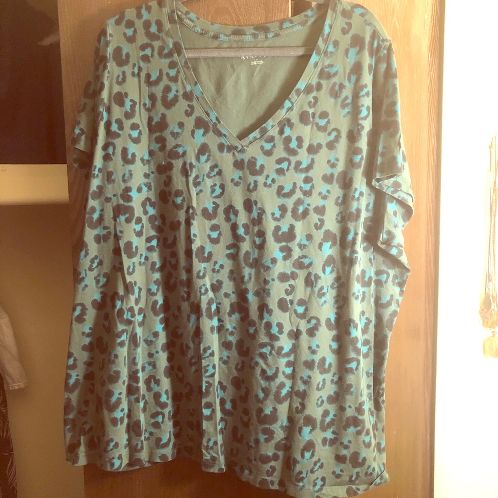 Green leopard print T-shirt